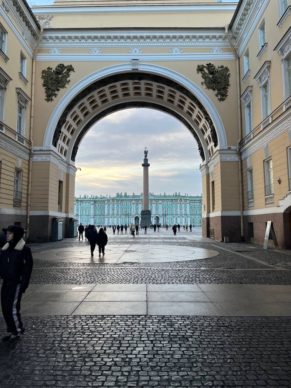 На фото Дворцовая площадь, Санкт-Петербург